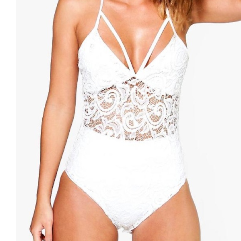 Whit lace bodysuit